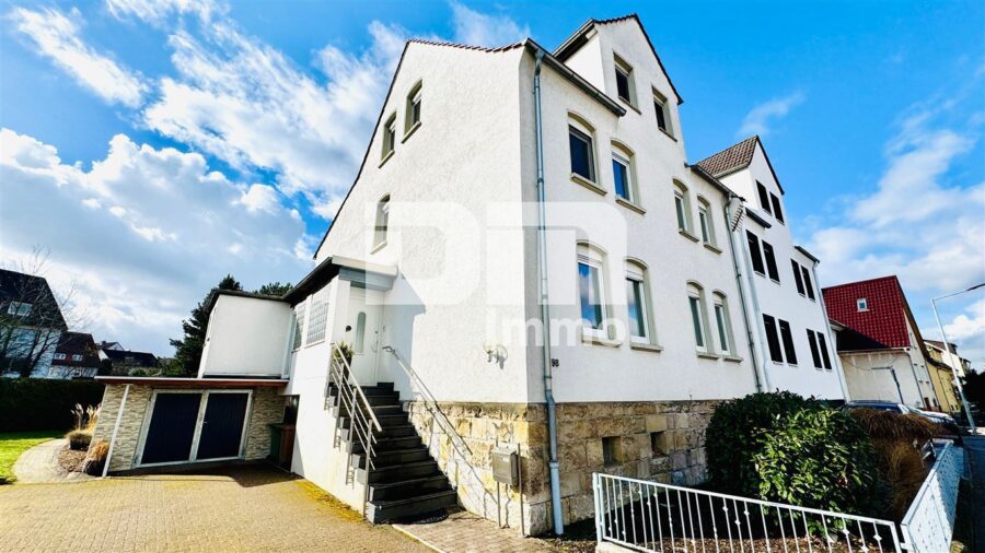 Ein- bis Zweifamilienhaus mit 2 Terrassen, Garage und angelegtem Gartenbereich - Front / Seitenansicht